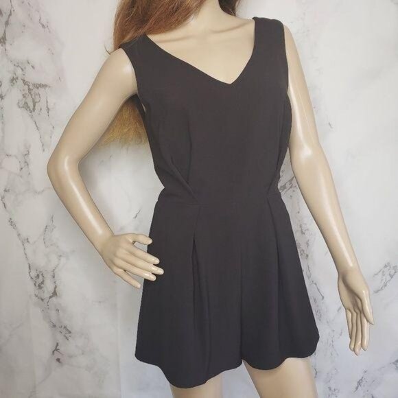 Red Saks Fifth Avenue Black V-Neck deep V back Sleeveless Romper size S - Picture 8 of 10